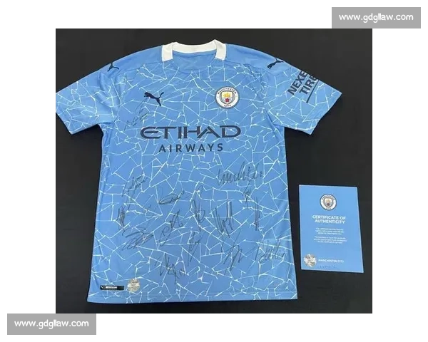 曼城第三球衣惊现银灰荧光绿风暴！百年传统美学遭颠覆