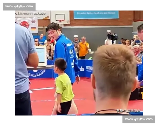 德甲温情瞬间：樊振东笑看弗朗西斯卡换衣趣事